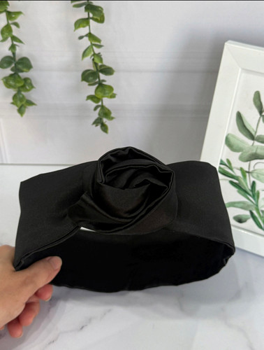 باندانا ساتن زنانه مدل گل رز سهبعدی رنگ مشکی