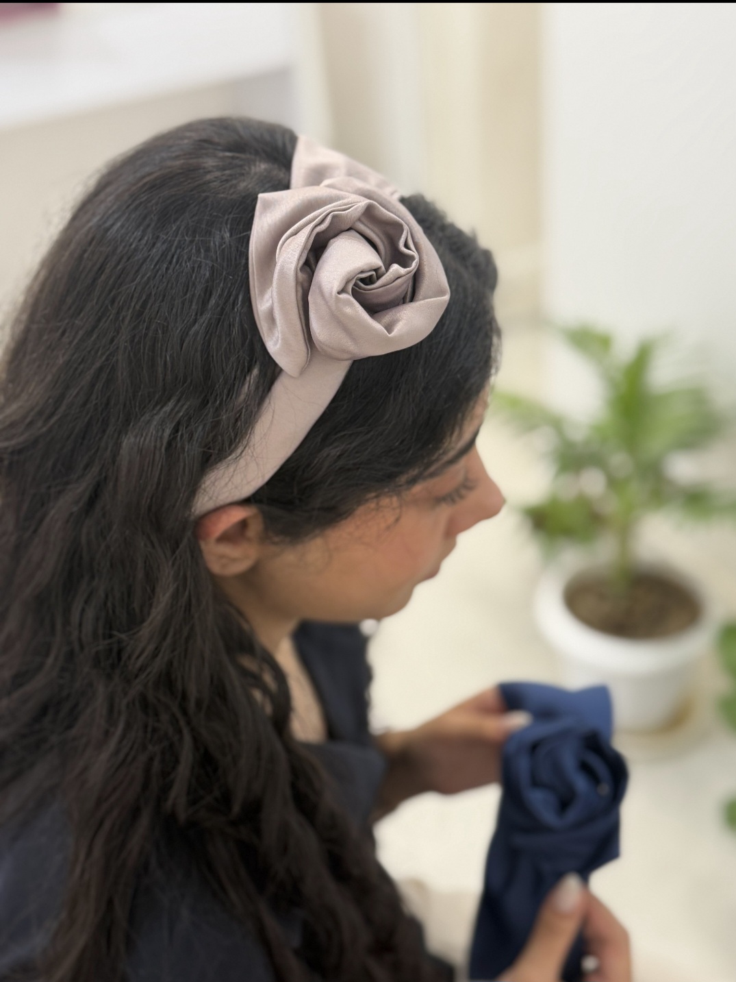 باندانا ساتن زنانه مدل گل رز سه‌بعدی رنگ نسکافه ای