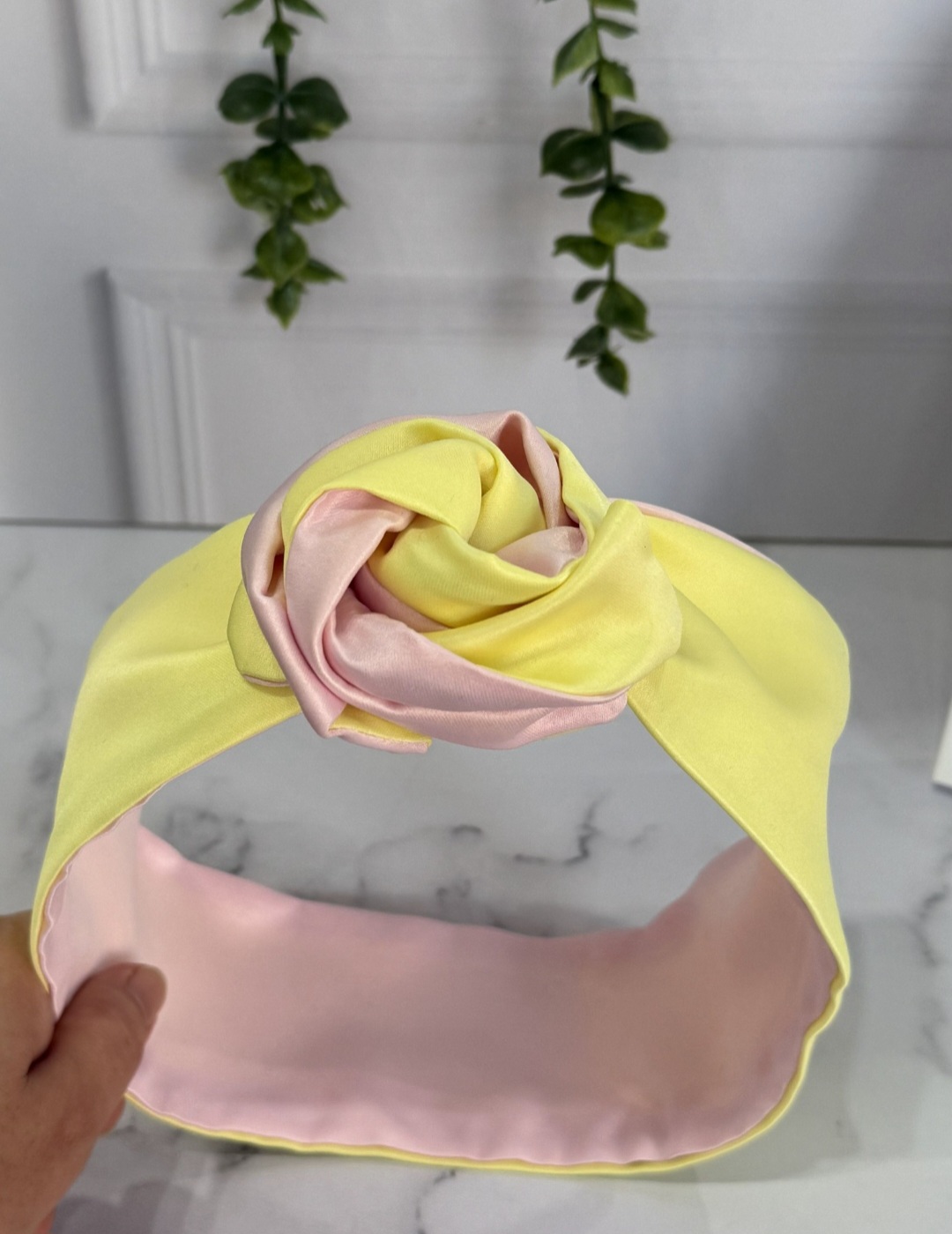 باندانا ساتن زنانه مدل گل رز سه‌بعدی دورنگ
